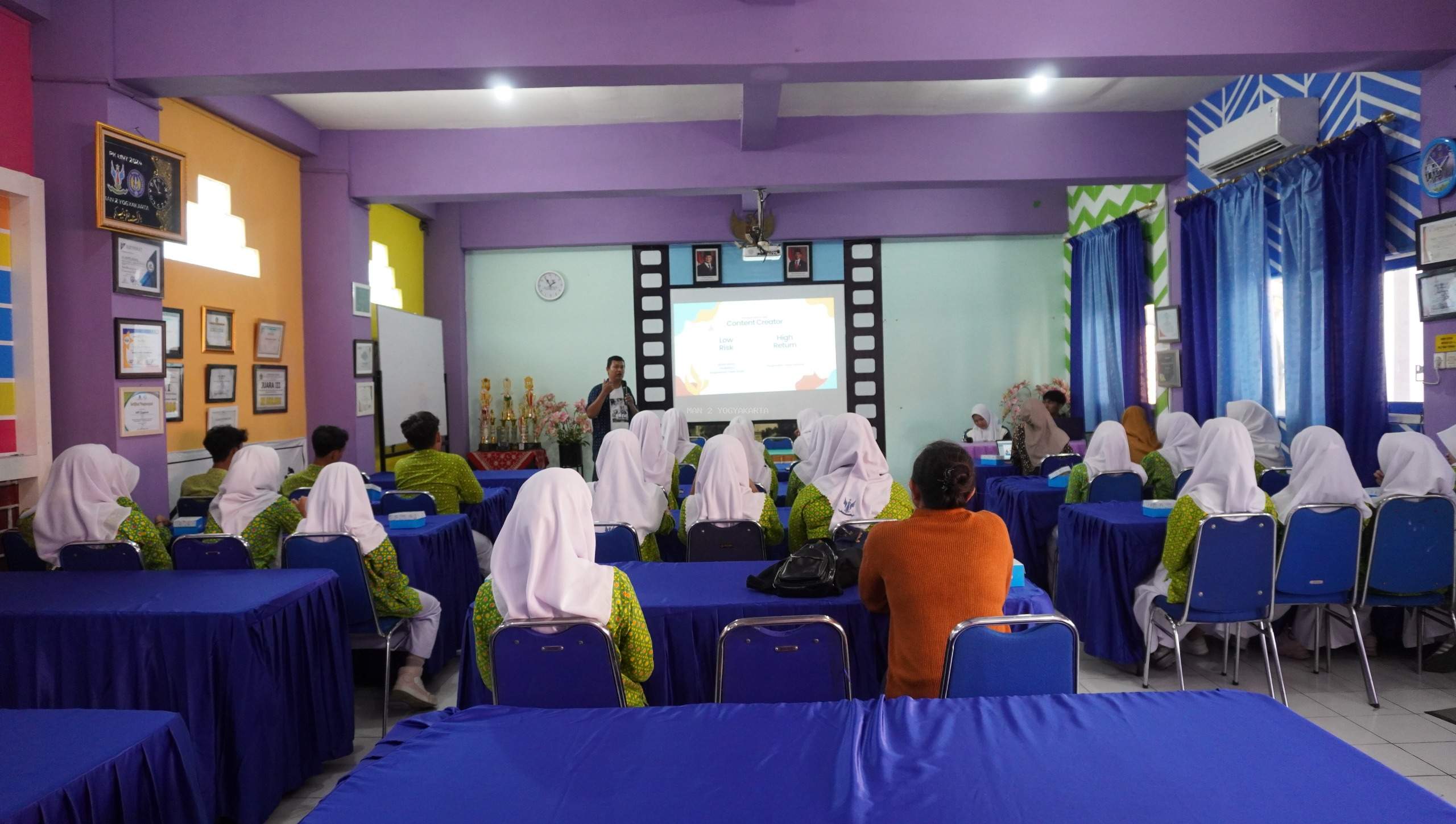 OSIS Roudhotul Ulum MAN 2 Yogyakarta Gelar Workshop Content Creator untuk Tingkatkan Kreativitas Digital