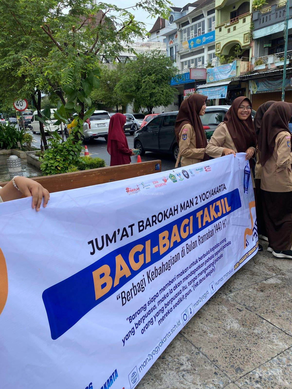 Aksi Nyata Generasi Berakhlak: MAN 2 Yogyakarta Perkuat Kepedulian Lewat Berbagi Takjil