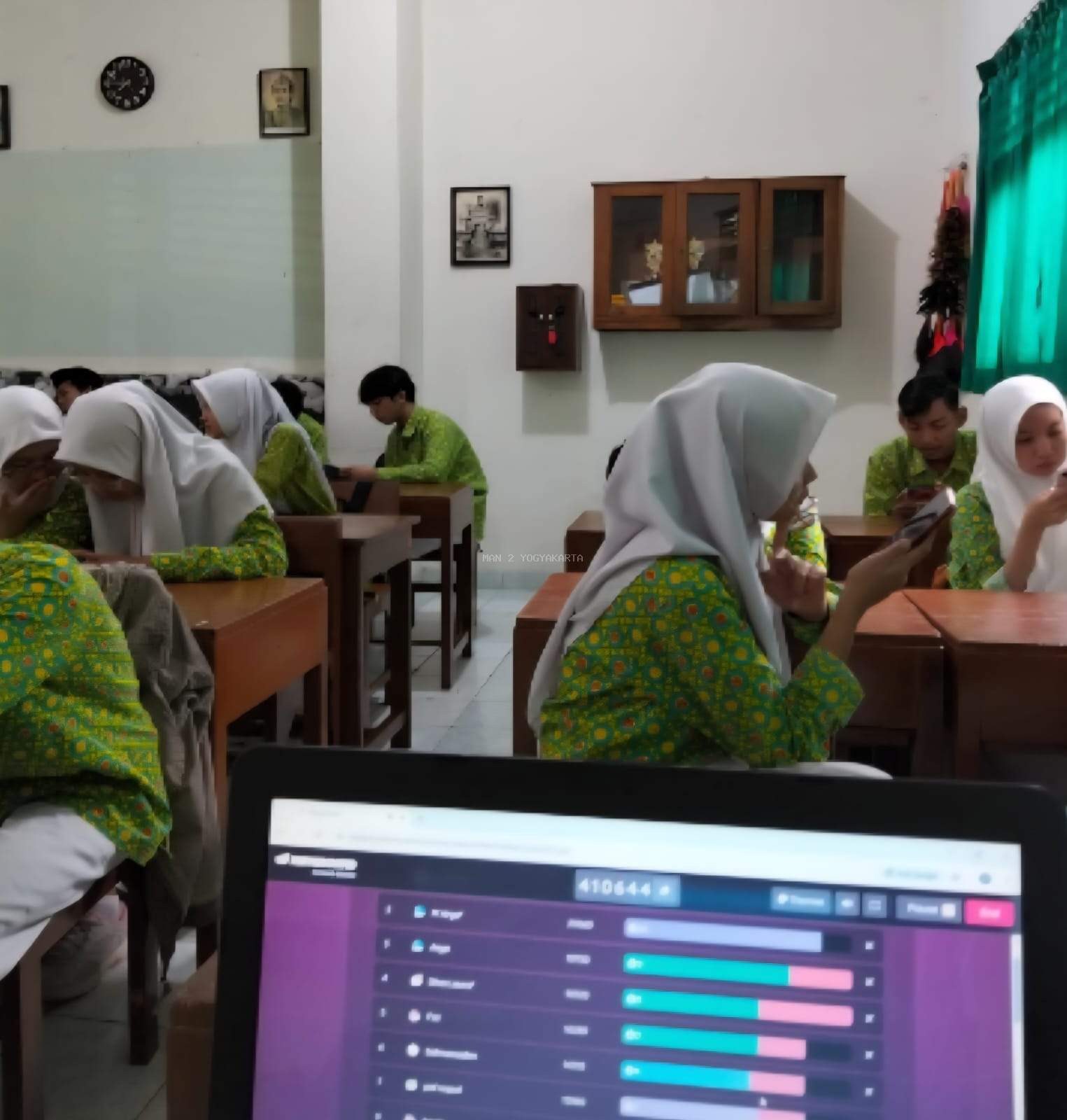 Semangat Akhir Menuju Ujian Madrasah, Murid Kelas XII MAN 2 Yogyakarta Matangkan Materi Bahasa Inggris Lewat Quizizz