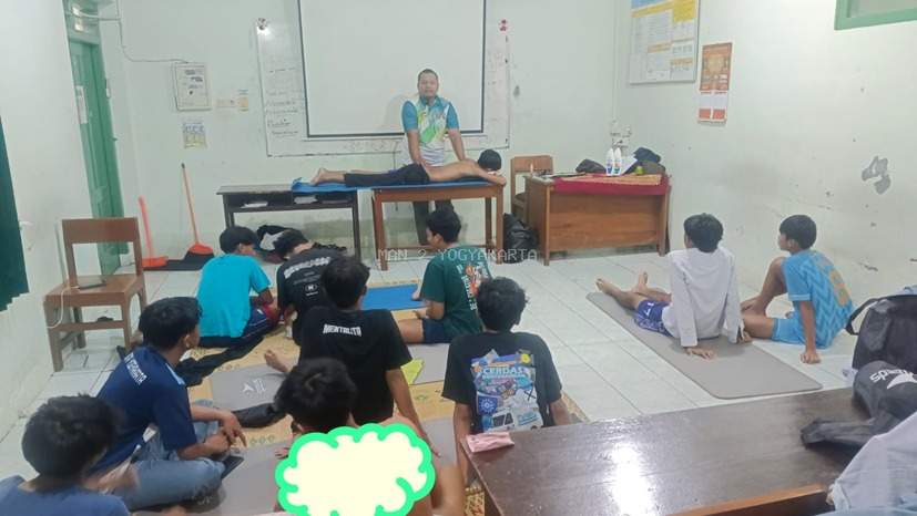Penguatan Ketrampilan Terapi Cidera : MAN 2 Yogyakarta Bekali Siswa KKO Keahlian Life Skill