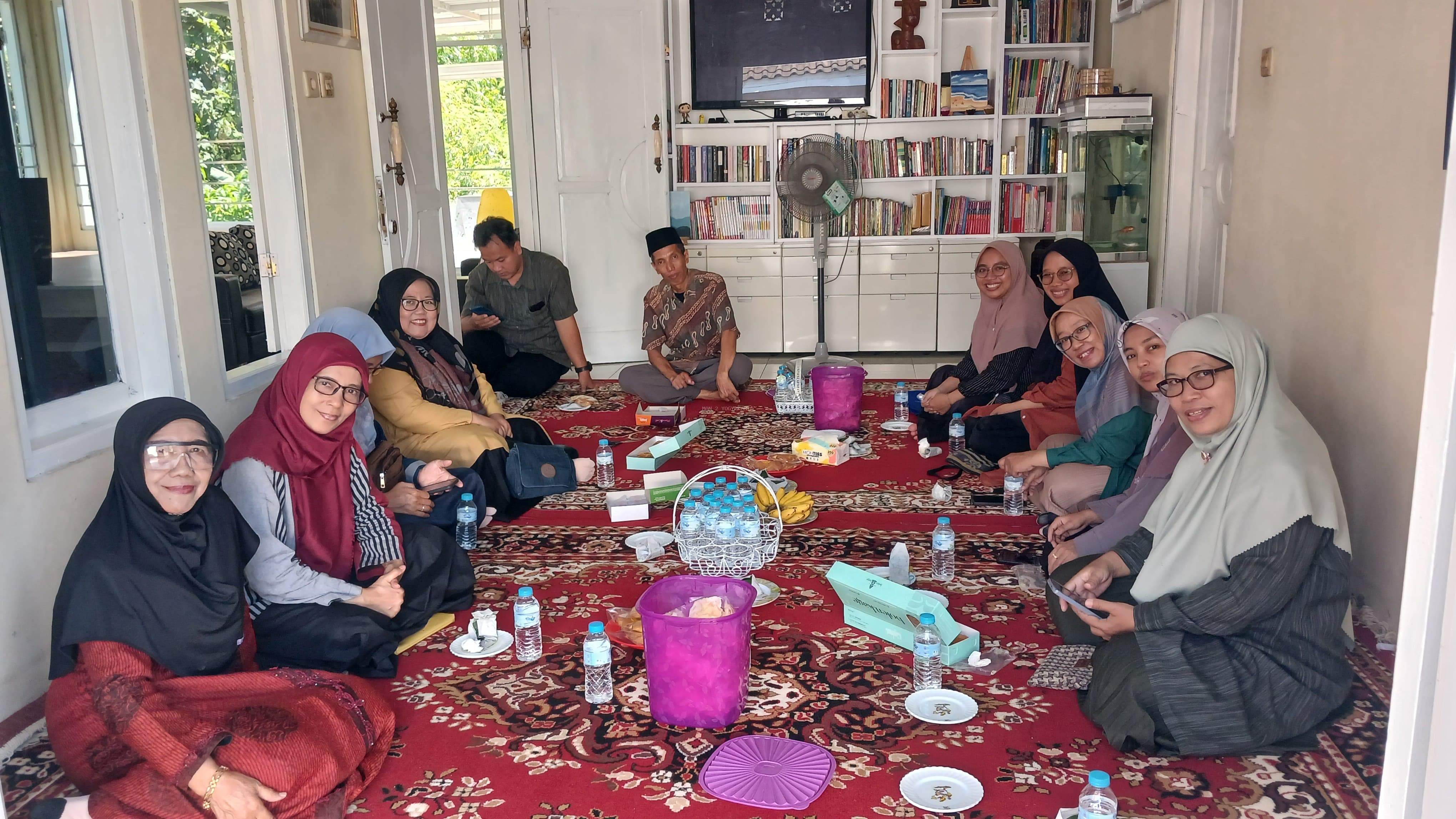 Jalin Ukhuwah, Perwakilan Guru dan Pegawai MAN 2 Yogyakarta Silaturahmi Lepas Keberangkatan Haji Fajar Basuki 