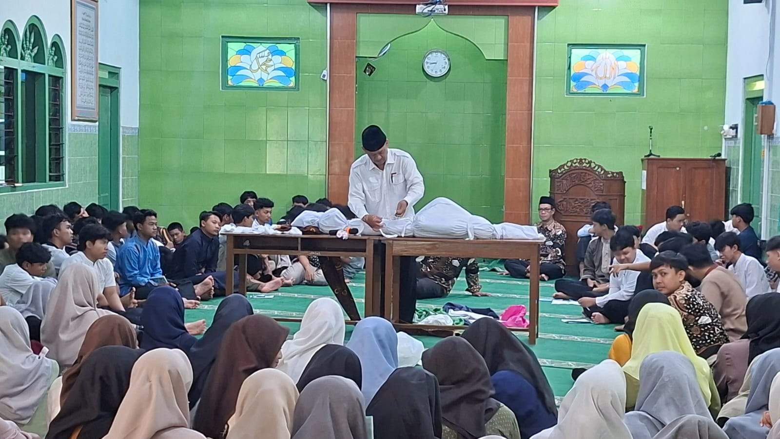 Edukasi Fikih Kontekstual, Murid MAN 2 Yogyakarta Praktik Tajhizul Jenazah