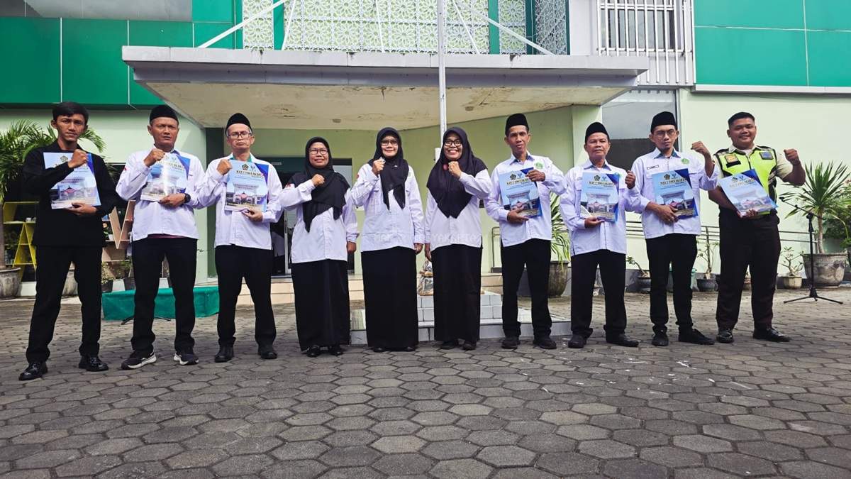 CS dan Satpam MAN 2 Yogyakarta Terima Penghargaan atas Kontribusi Raih Juara 1 Lomba Kebersihan