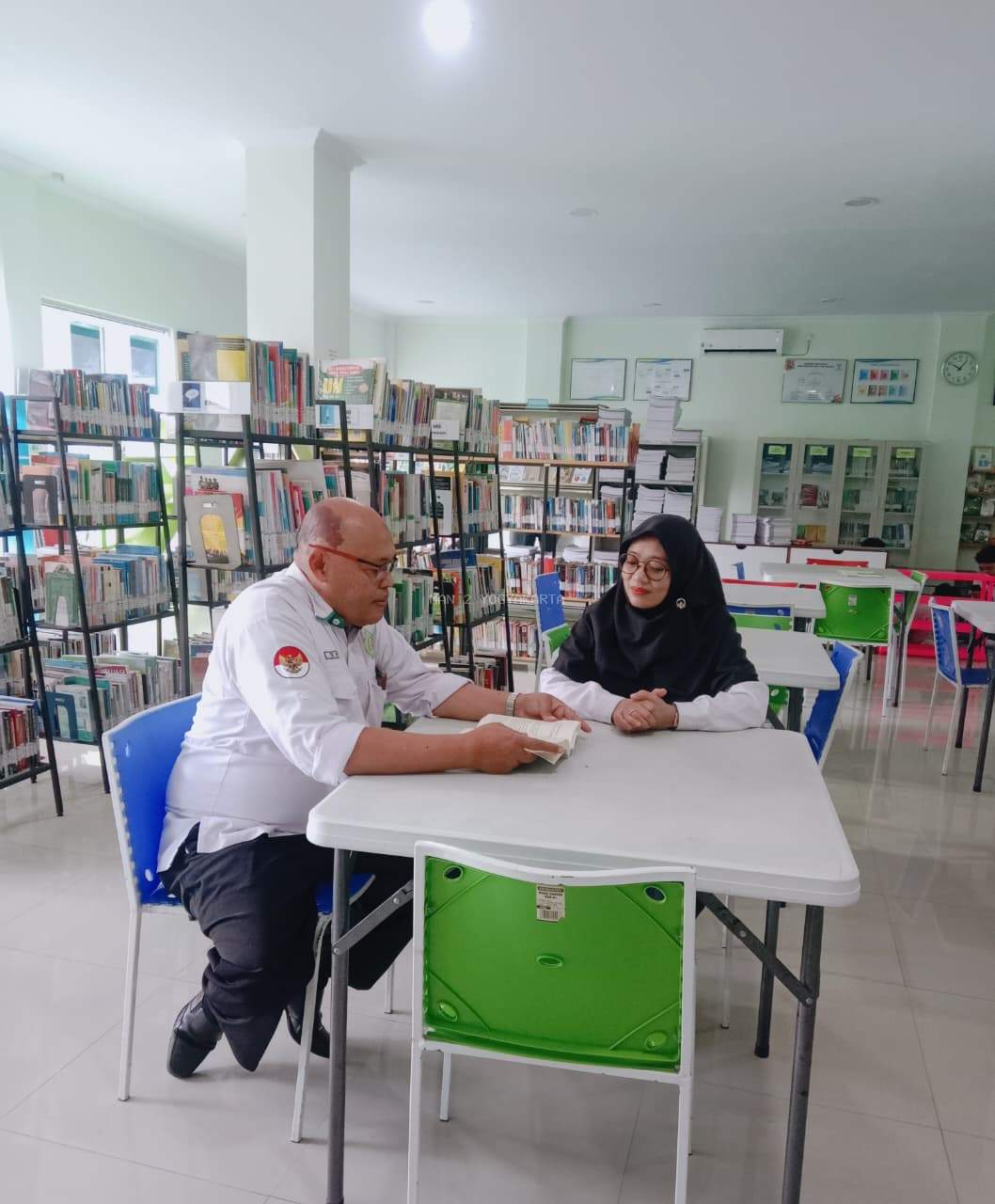 Tri Winarko S.Pd. Guru Bahasa Inggris MAN 2 Yogyakarta Me riview Novel Best Seller "Janji" Karya Tere Liye di Perpustakaan MAN 2 Yogyakarta