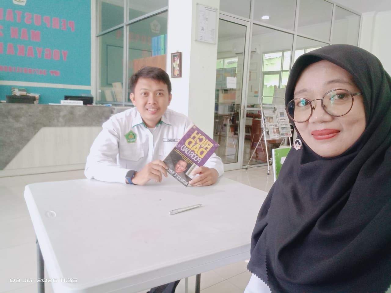 Bromo Cailendra S.Kom Me riview Buku Fenomenal Rich Dad Poor Dad Karya Robert T. Kiyosaki di Perpustakaan MAN 2 Yogyakarta
