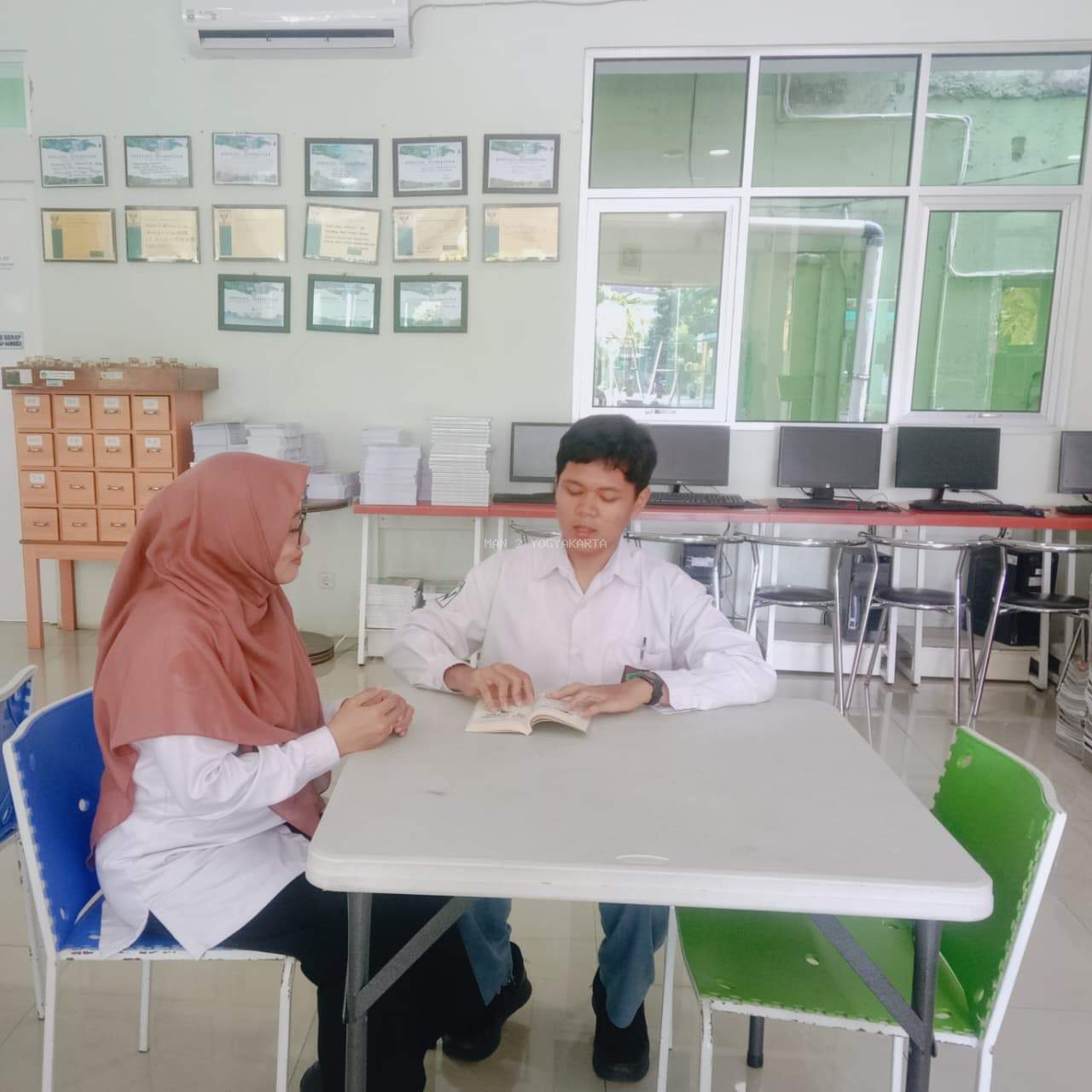 Rafsanjani Aflah Kelas XD Review Buku "Lima Sekawan: Sarjana Misterius" dalam Kegiatan Literasi Baca Balik Cerita di Perpustakaan MAN 2 Yogyakarta