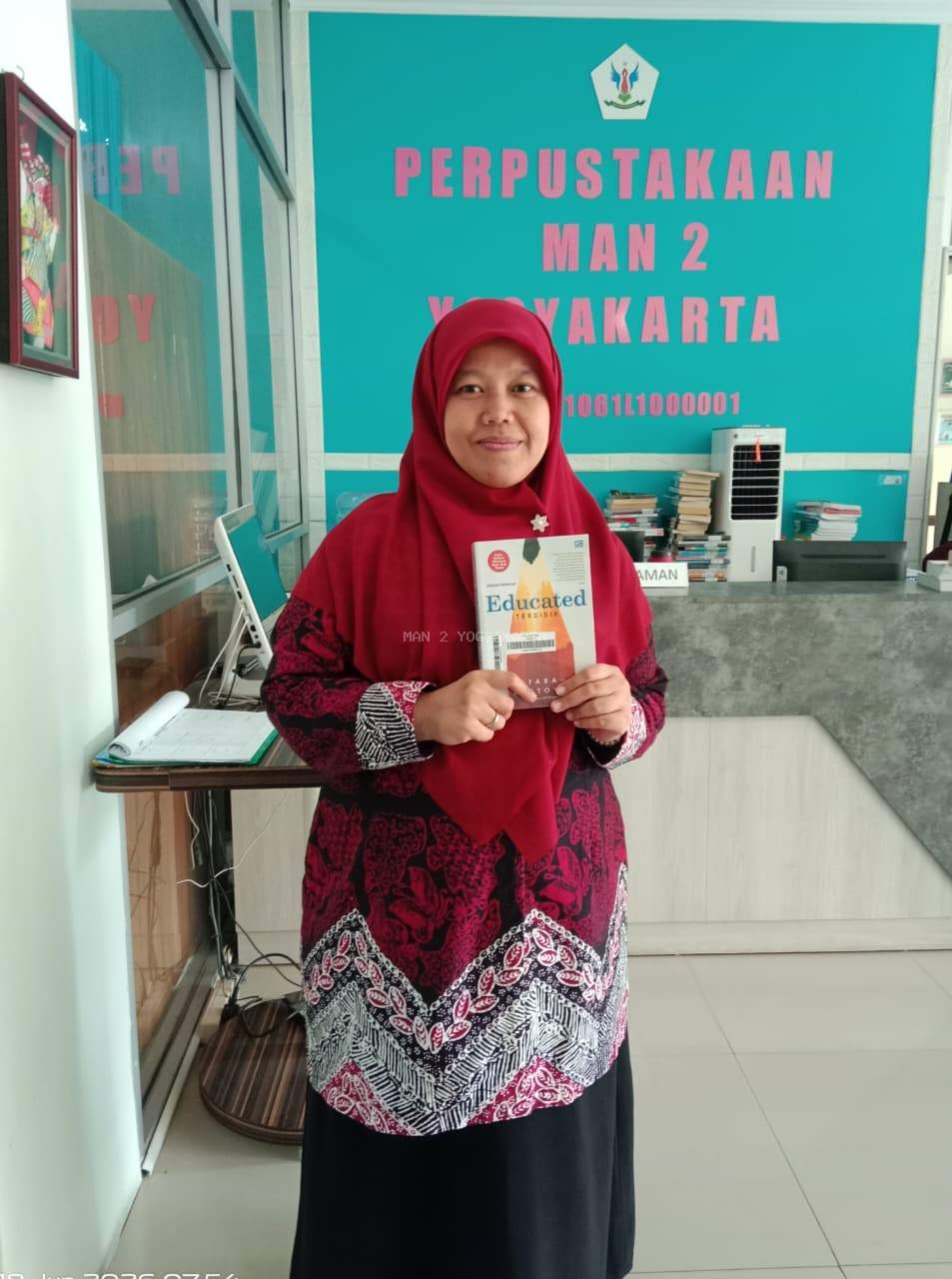  Guru Aktif Literasi MAN 2 Yogyakarta Siti Imroatus Solichah S.Pd.I  Meminjam Buku Educated
