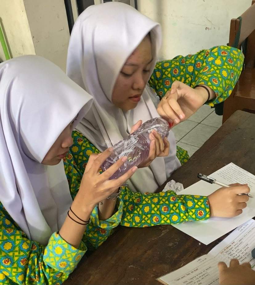 Dari Sampah Menjadi Media Belajar: Botol Bekas Hidupkan Pembelajaran Sosiologi di MAN 2 Yogyakarta