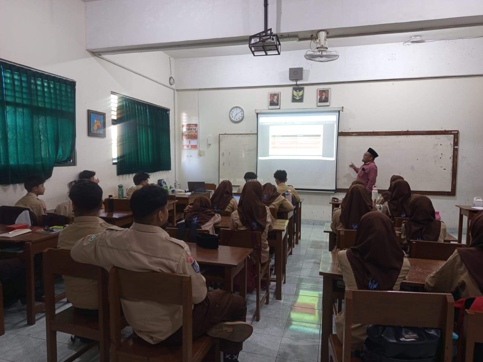 Bangun Budaya Baca, KelasXI Ikuti Kegiatan Literasi dan Penataan Sarana Buku