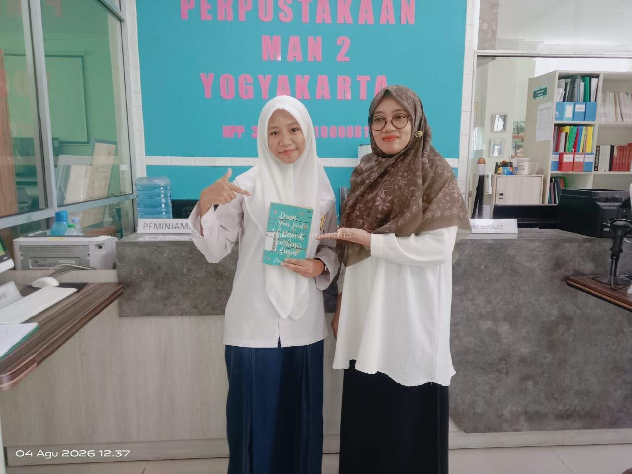 Literasi Baca Balik Cerita di Perustakaan MAN 2 Yogyakarta  Hasna Nuril Azizah Menghayati Kisah Daun yang Jatuh Tak Pernah Membenci Angin