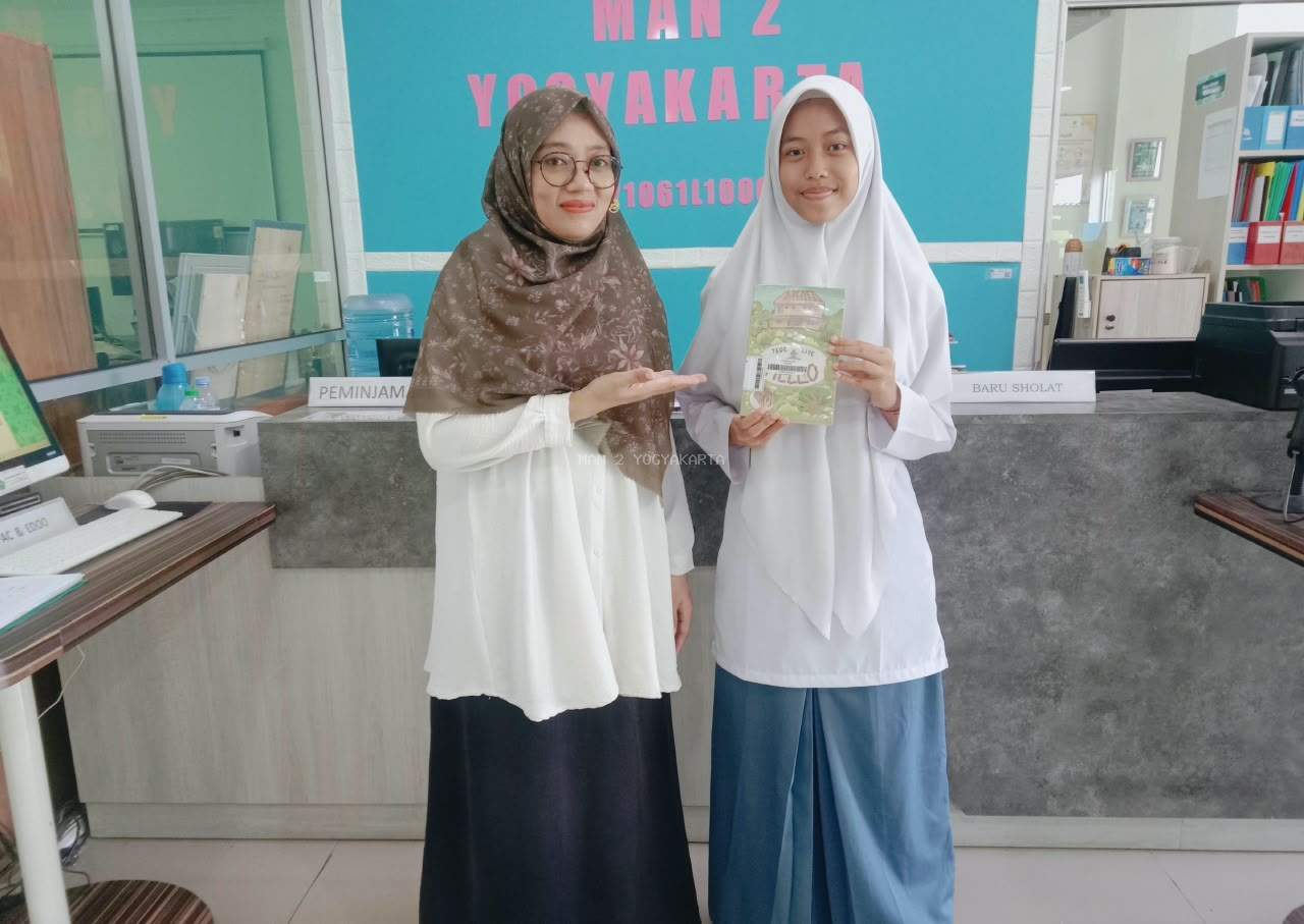 Semangat Jihan Keisha Anjali Berbagi Cerita dalam Kegiatan Literasi Baca Balik Cerita di Perpustakaan MAN 2 Yogyakarta