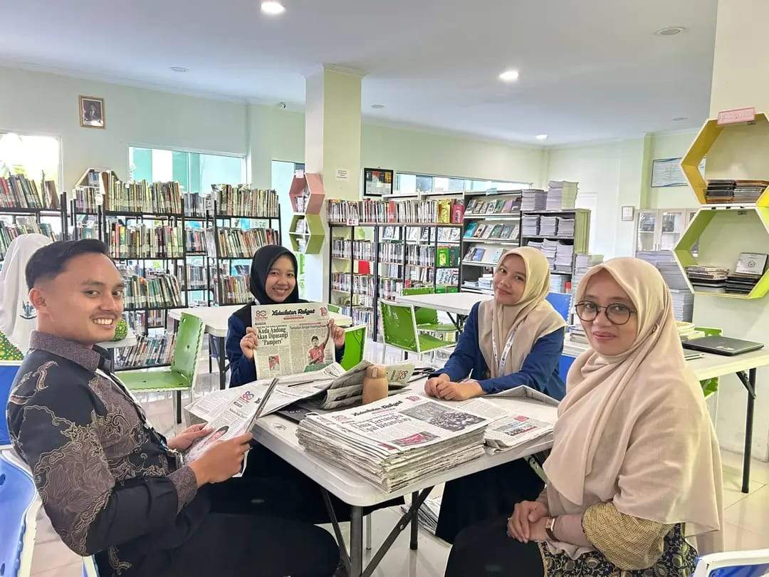 Kolaborasi Pustakawan dan Mahasiswa PK UNY Susun Kliping Tajuk Rencana untuk Menambah Koleksi Perpustakaan