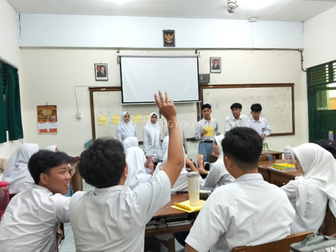 “Guess an Athlete Game” Bikin Bahasa Inggris Hidup di Kelas MAN 2 Yogyakarta