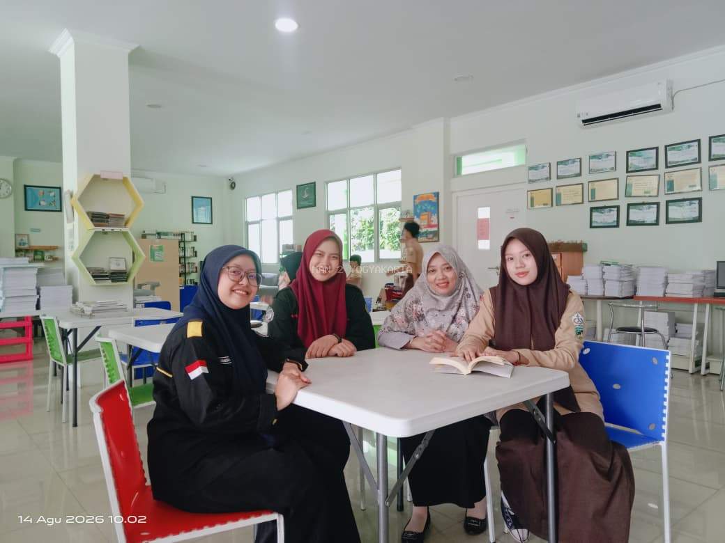 Dari Daun yang Jatuh Felyn Belajar tentang Ketulusan dan Penerimaan di Perpustakaan MAN 2 Yogyakarta