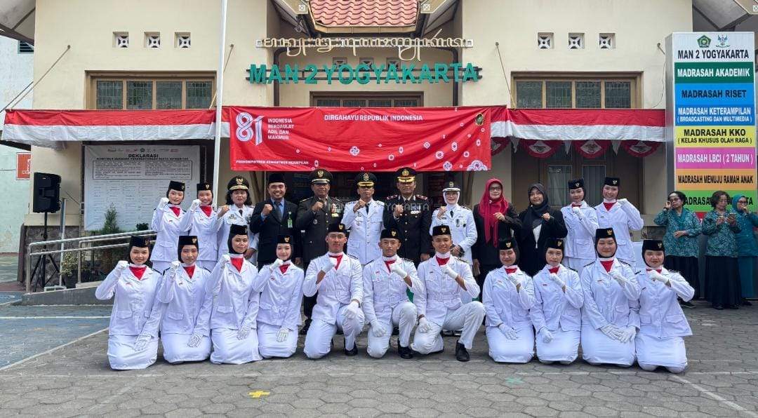 Semangat 45 Berkibar, Murid MAN 2 Yogyakarta Tampil sebagai Petugas Pengibar Bendera HUT ke-81 RI di Kemantren Ngampilan