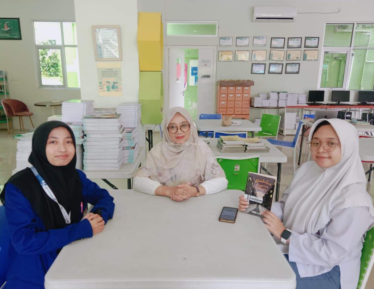 Saat Puzzle Kehidupan Terangkai: Nimas Memaknai Perjalanan Rey dalam Rembulan Tenggelam di Wajahmu di Perpustakaan MAN 2 Yogyakarta