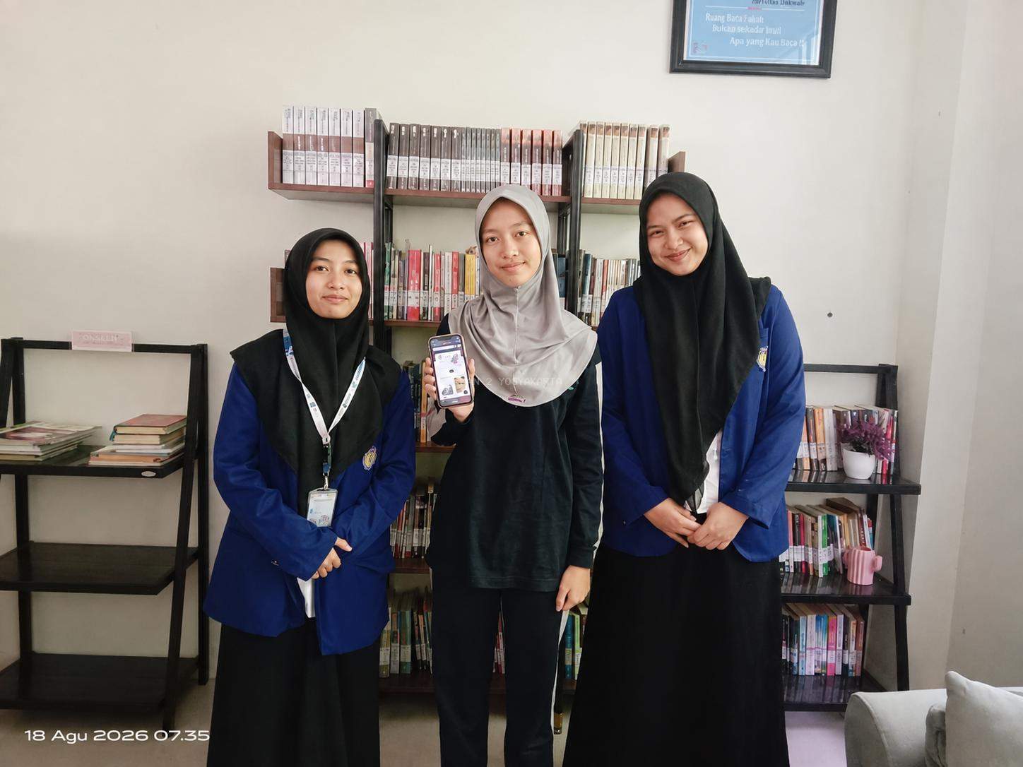 Scan Dijikona, Nashwa fajriyah ramadhani Jelajahi Dunia Buku Digital melalui Gawai di Perpustakaan MAN 2 Yogyakarta   