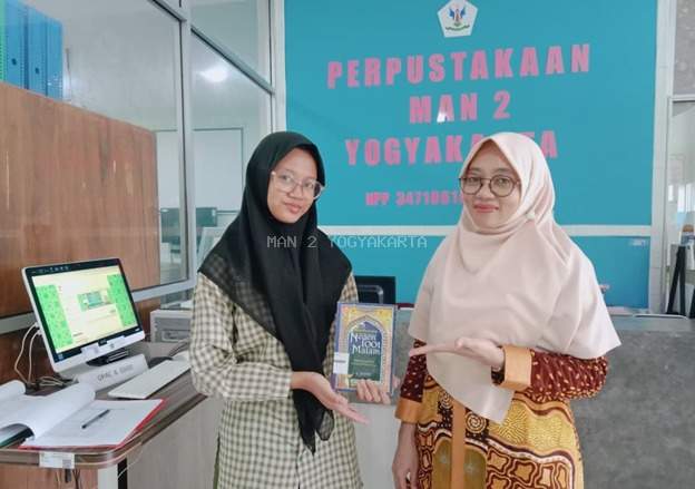 Azmi Mumtaz Zidana Mengulas Petualangan Raja Persia dan Sang Putri Laut dalam Negeri 1001 Malam di Perpustakaan MAN 2 Yogyakarta