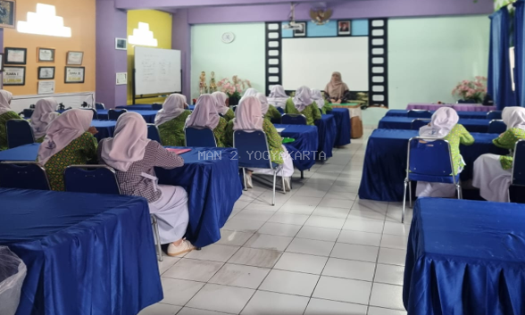 Pintu Surga Bernama Ridha Orang Tua: Pesan Uwais Al-Qarni Menggema di Kajian Keputrian MAN 2 Yogyakarta