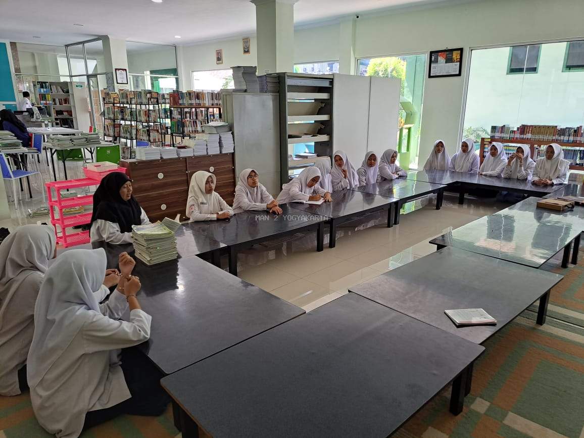 Menyemai Bakti di Ruang Lesehan Perpustakaan, Siswi Kelas X Belajar Adab kepada Orang Tua