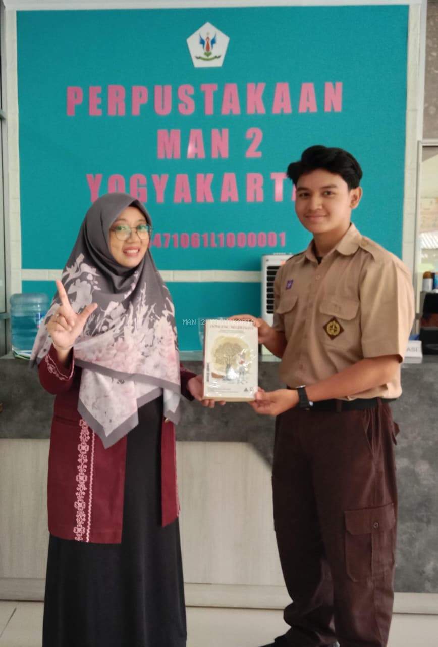 Raditya Zaidan Naser Tertarik Pada Cerita Rakyat Nusantra Dalam Kegiatan Literasi di MAN 2 Yogyakarta