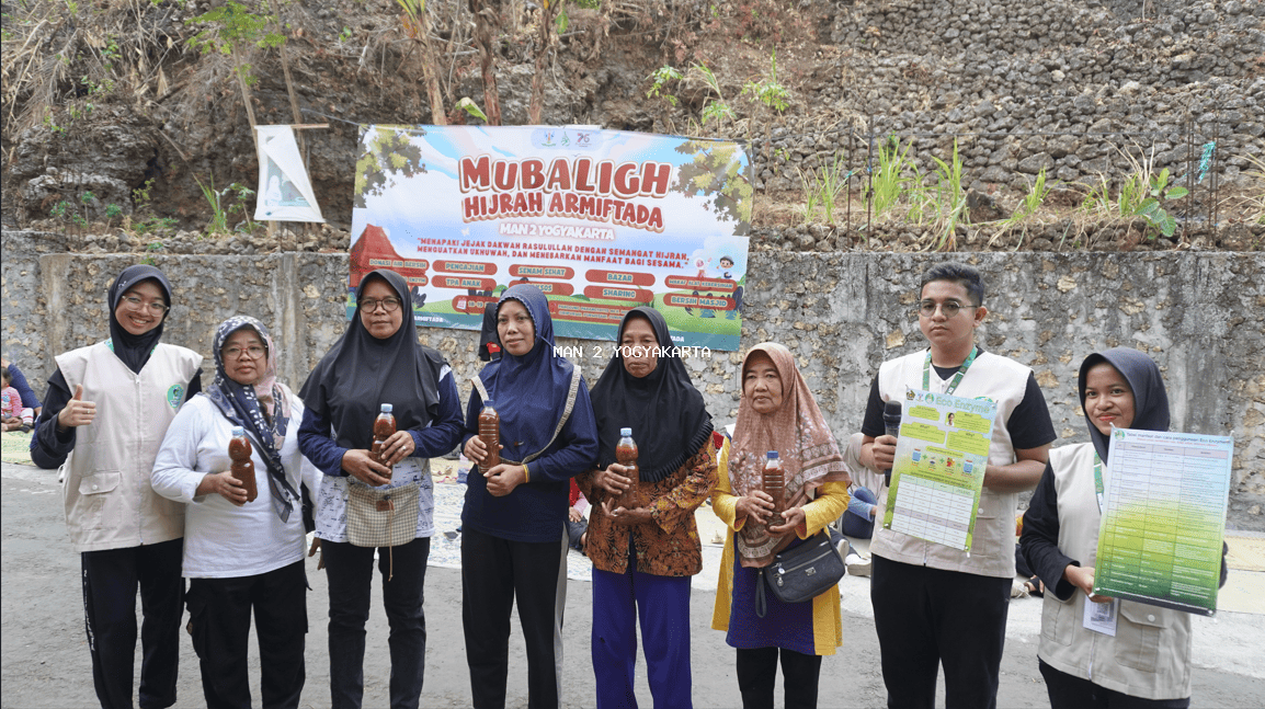 Edukasi Kelola Sampah Organik, Duta Adiwiyata MAN 2 Yogyakarta Gelar Sosialisasi dan Demo Ecoenzyme di Widoro