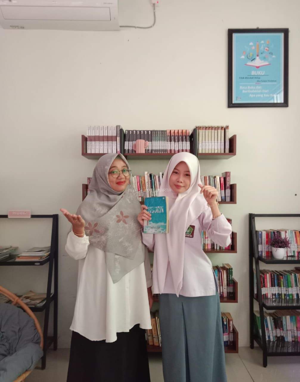 Lewat Hujan, Yola Ziferlin Y Menemukan Jalan untuk Bangkit dari Luka Di Perpustakaan MAN 2 Yogyakarta
