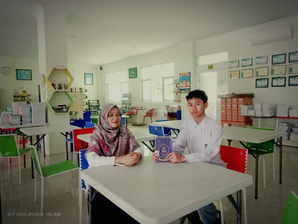 Ahmad Rayhan Ulas Ketegangan Petualangan Raib, Seli, dan Ali dalam Ceros dan Batozar melalui CALITA di Perpustakaan MAn 2 Yogyakarta